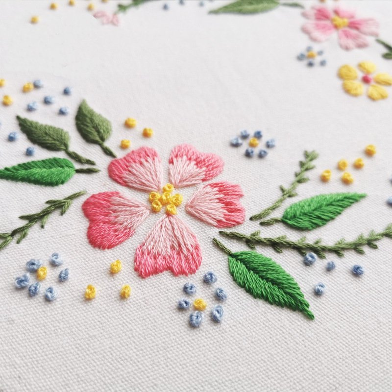 Colorful flowers Embroidery Kit for Beginners Modern, Easy Floral/Floral Art Kit with Hoop, DIY Starter Craft Kit for Adults
